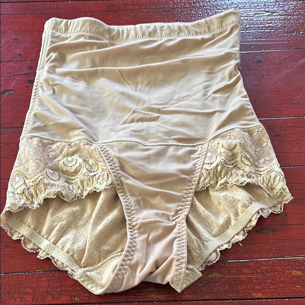 Elegant Cream Lace High-Waisted Shape wear